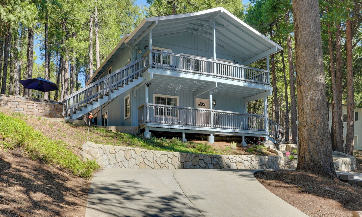 Pollock Pines Cabin | 12 Mi to Apple Hill: Family-Friendly Cabin Retreat