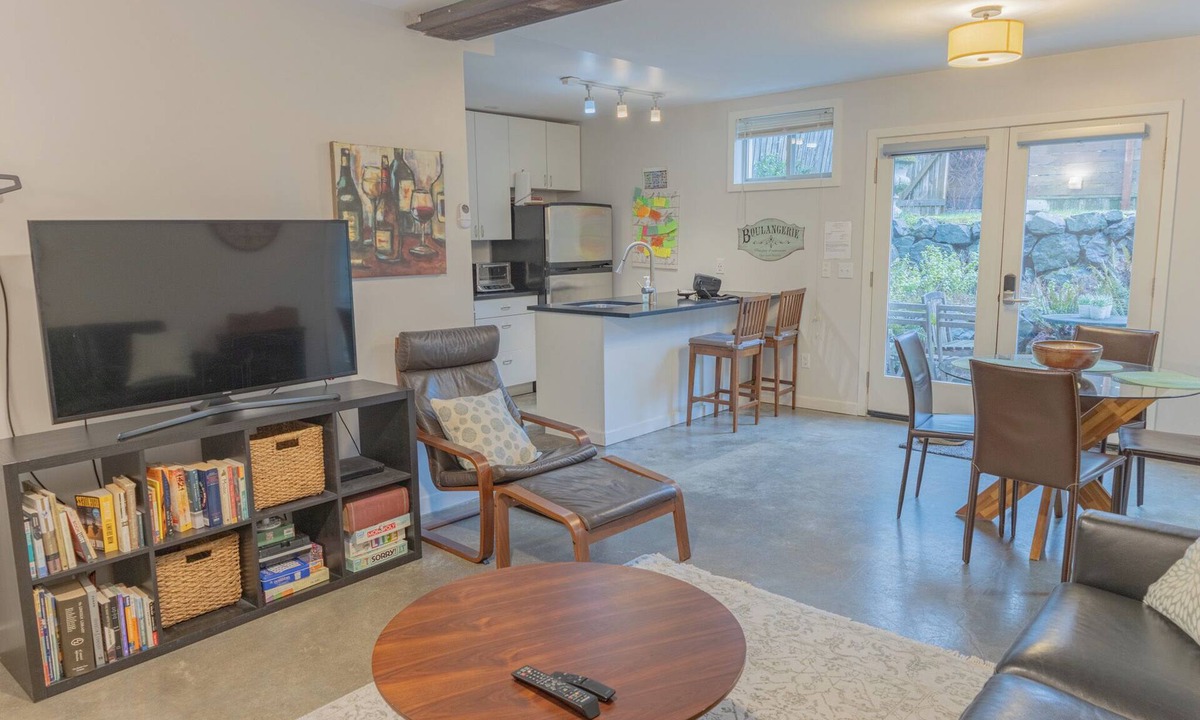 Ballard House | 2bed-2bath Ballard Courtyard Apartment Walk to Old Ballard! Restaurants nearby!
