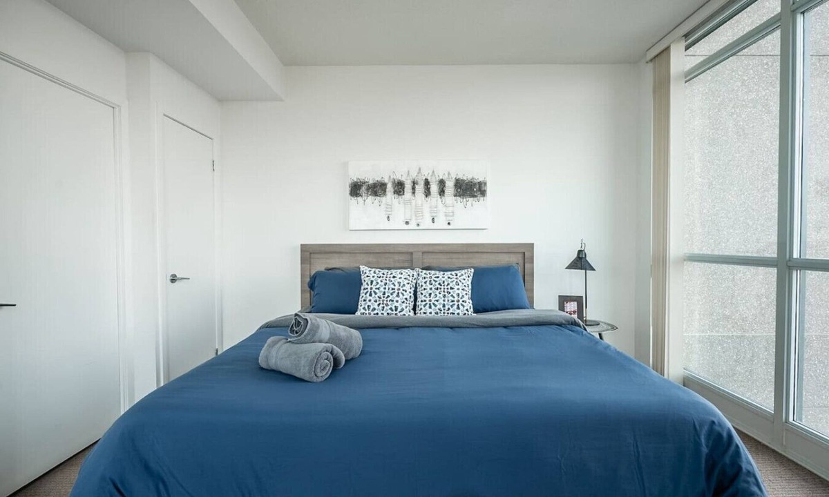 Niagara Apartment | Amazing 1BR Condo - Stunning View - Parking!