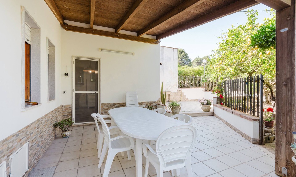 Paparella Apartment | Apartment 'Vittorio Stella' with Sea View, Private Terrace and Air Conditioning