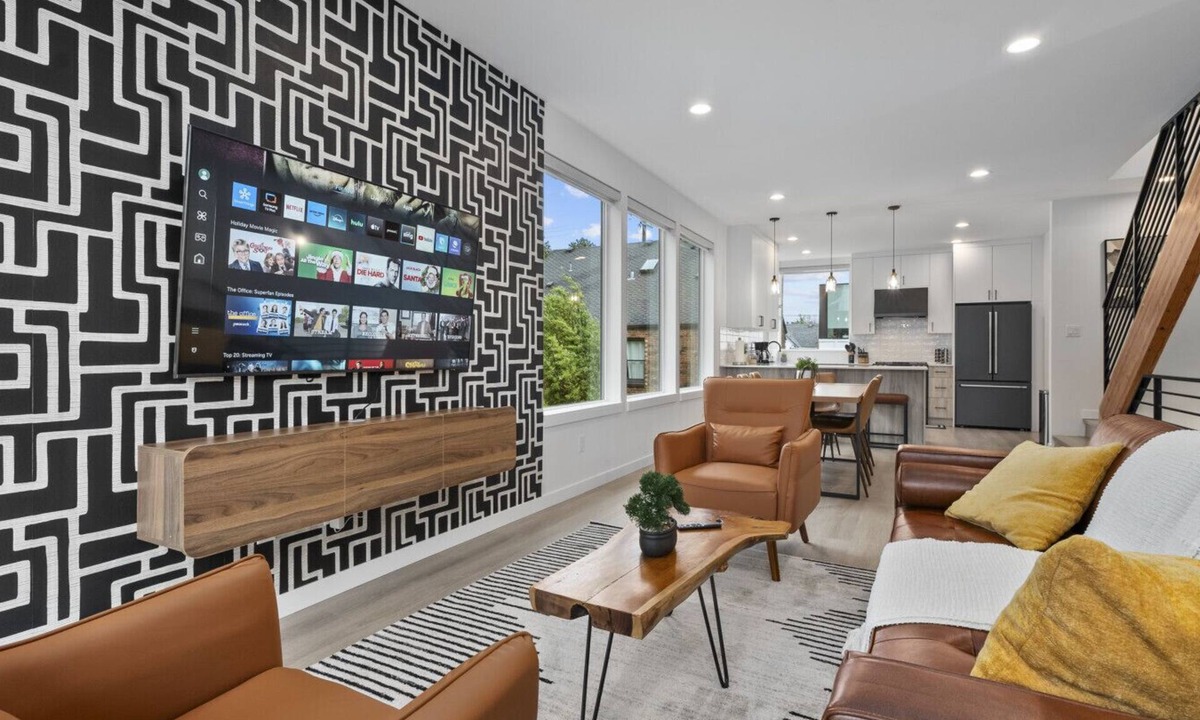 Whittier Heights Villa | Ballard Hangout - Arcade, Covered deck, Sleeps 10!