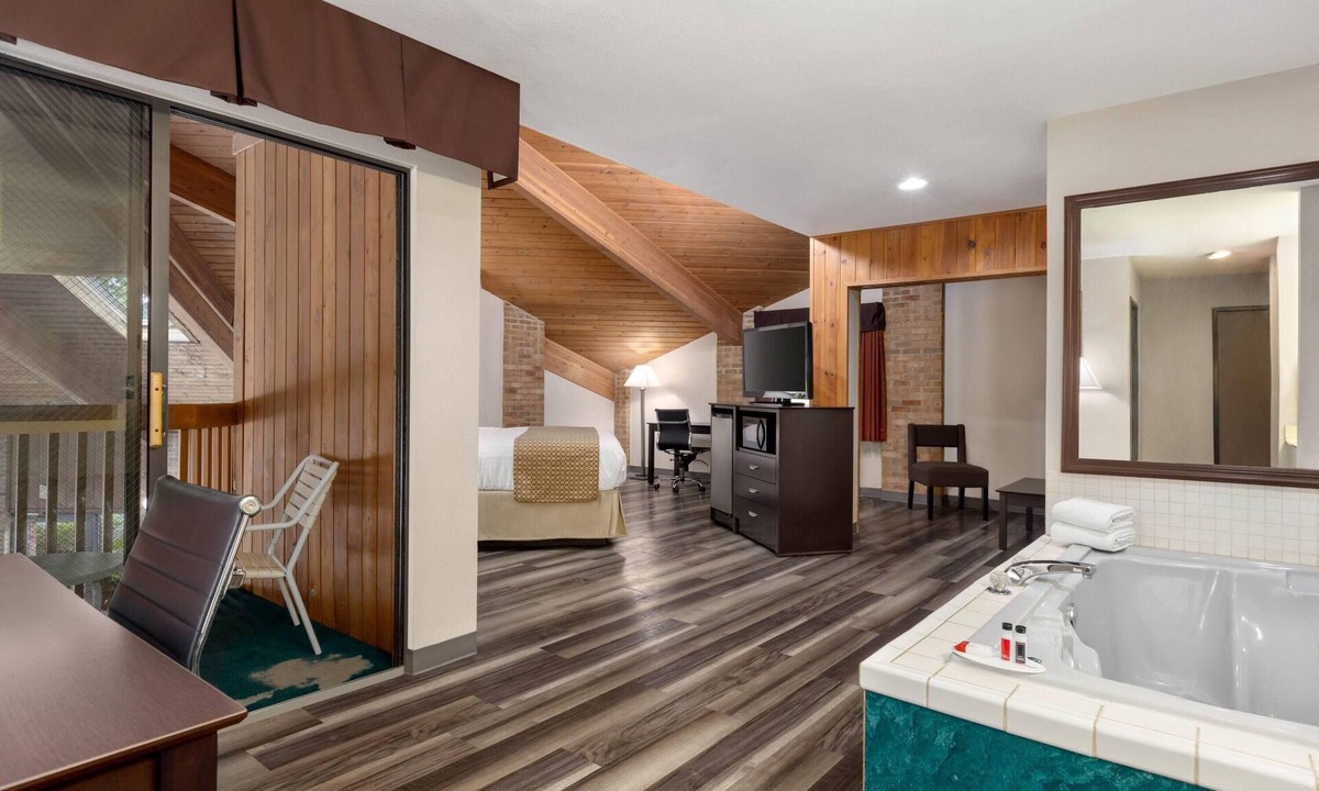 Monroe Hotel | Baymont by Wyndham Monroe
