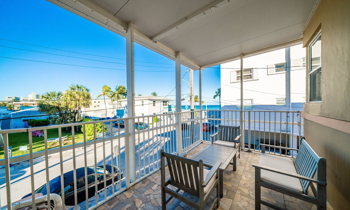Hollywood South Central Beach Apartment | Beachfront 2 Story/3BRM/3BA/2 O.V Terraces/Free Parking/O.V. Patio
