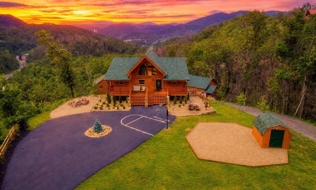 Gatlinburg Cabin | Bella Vista Cabin | Gatlinburg | Mtn Views Hot Tub ♨️ Fire Pit 🔥 Owner Managed