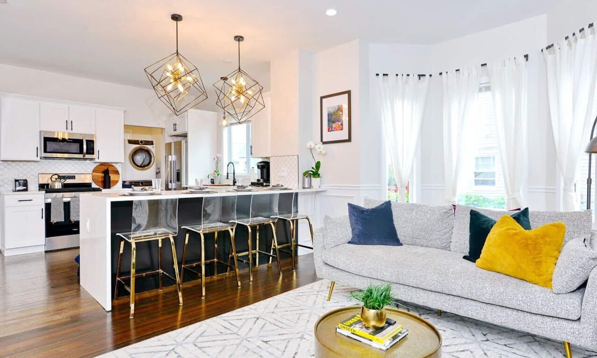 Everett Apartment | Boston Luxury Home, Free parking, 5 mins to the Casino, 10 minutes to airport.