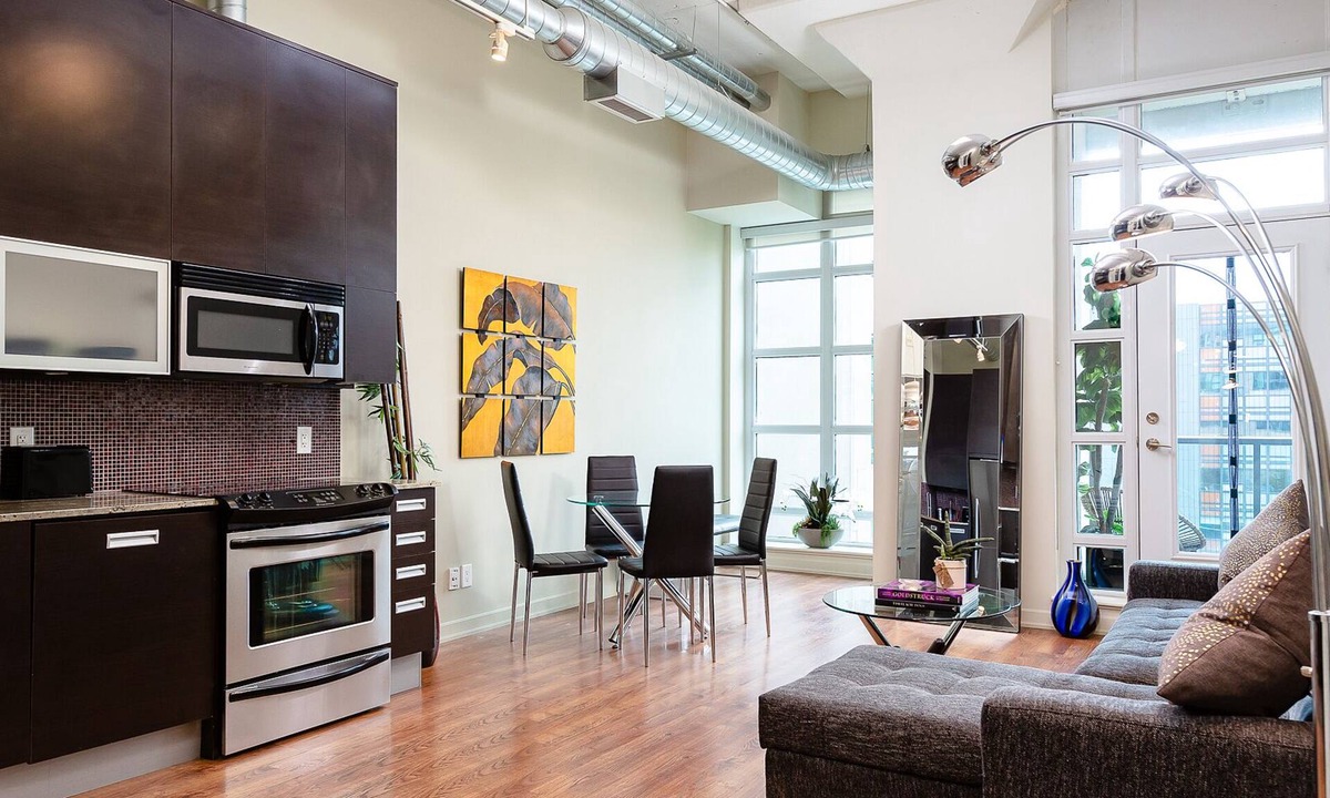 South Hill Condo | Bright loft one bedroom with den, steps to subway, Casa Loma and Yorkwille