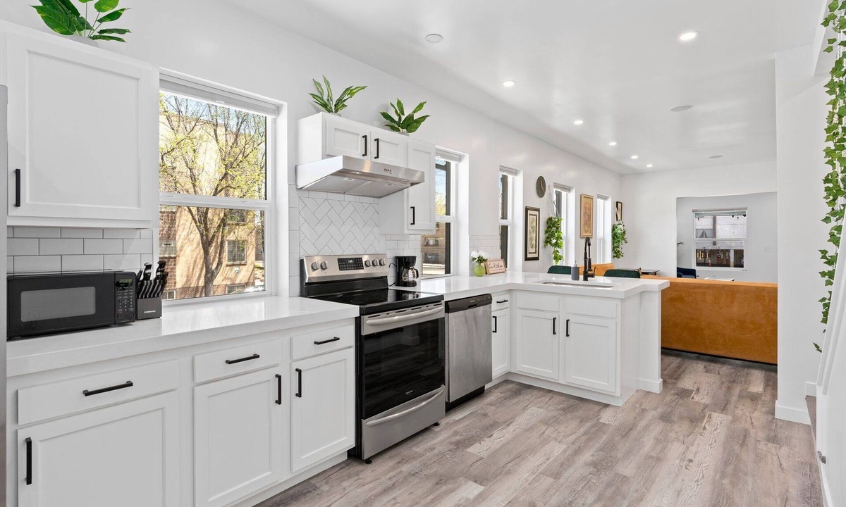 Hale House | Built in Bluetooth SPEAKERS- Spacious 5-bedroom house, private parking in Denver
