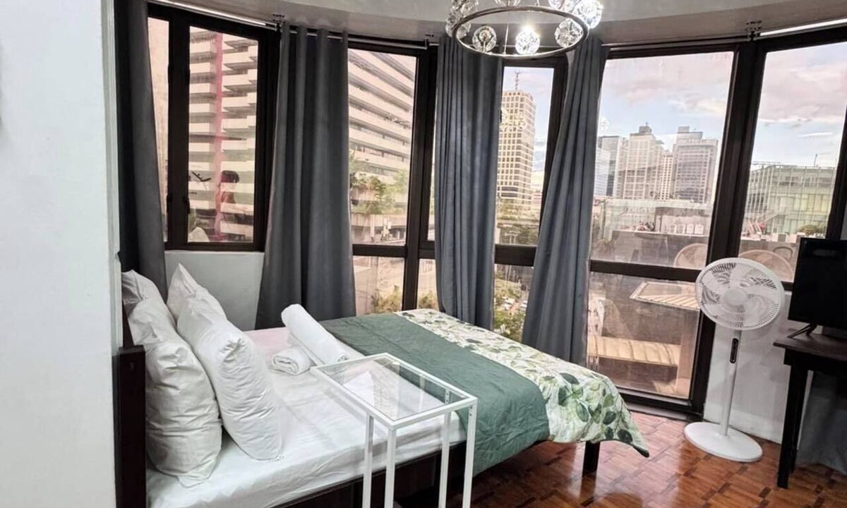Legazpi Village Apartment | Charming overview studio by Greenbelt (Netflix & pool)