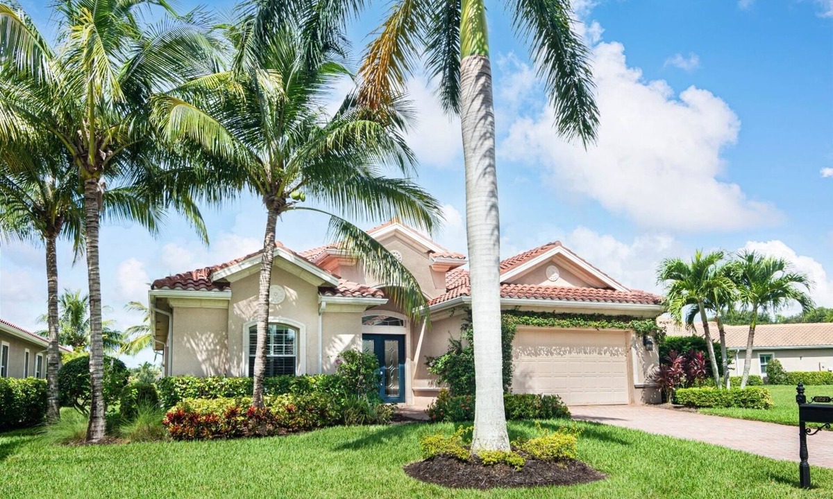 Naples House | CHIASSO COVE - Luxury Contemporary Styled Home in Fiddler's Creek