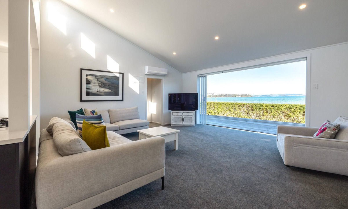 Blackpool House | Driftwood Beach House - Driftwood Beach House is a newly renovated modern family home with three bedrooms, two bathrooms a large kitchen and a spa pool. Located on the shores of Blackpool Beach in Oneroa on a quiet (access only) road this is a beauti