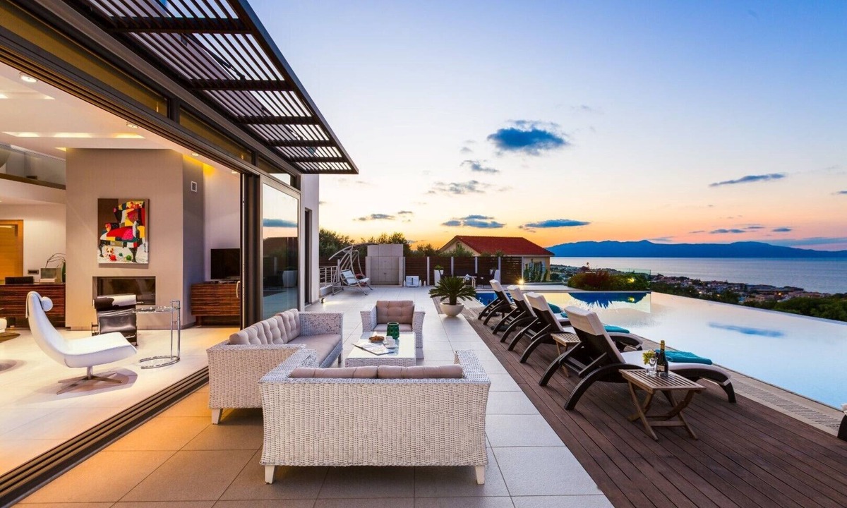 Platanias Town Villa | Lux Villa 600mt to beach★Gym & Basketball ★Heated pool★100 mt to Taverna