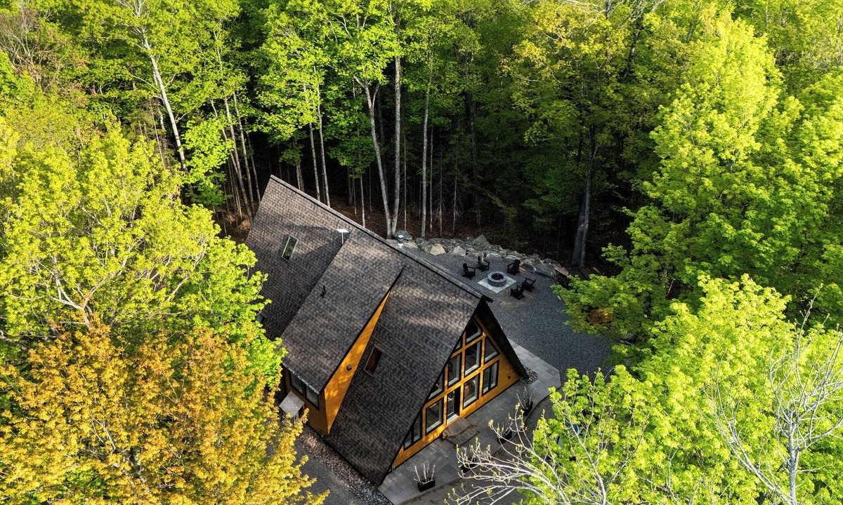 Haliburton Ski Chalet | Modern A-Frame Retreat -Sauna, Hot Tub, Haliburton