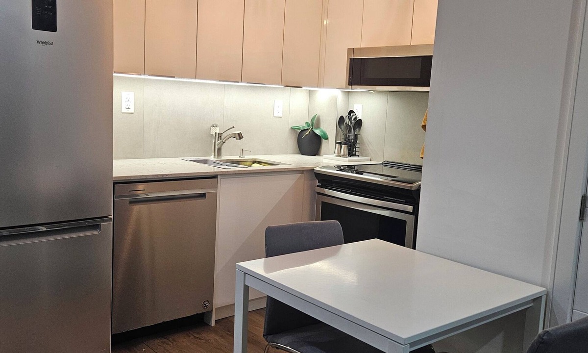 Woodbine Heights Apartment | Modern Cozy Retreat in Trendy Danforth East, 5 min ride from the ⛱️ Beaches