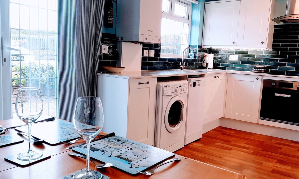 Harlyn House | Modern seaside cottage, dog friendly, 200m from beach at Harlyn Bay. nr Padstow