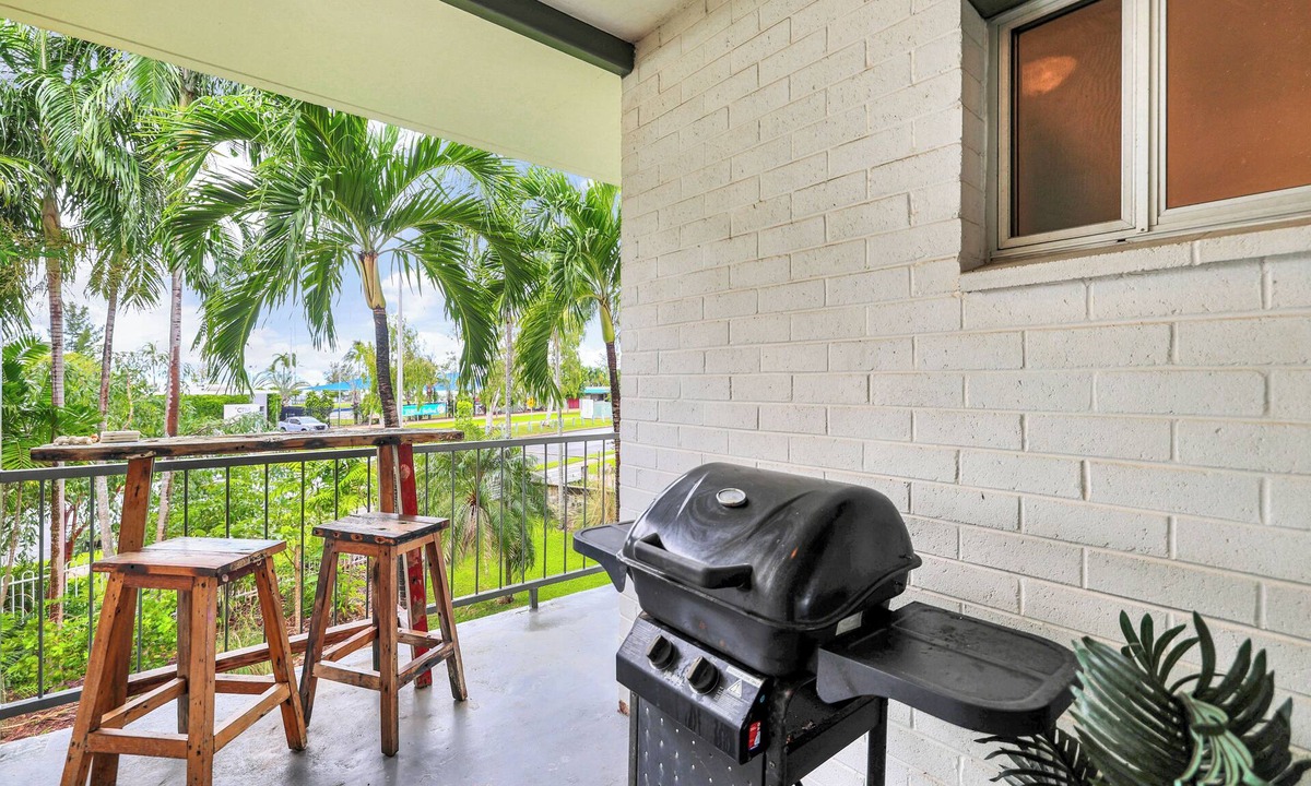 Nightcliff Apartment | Self contained studio apartment overlooking the beautiful Nightcliff foreshore with your own private balcony.