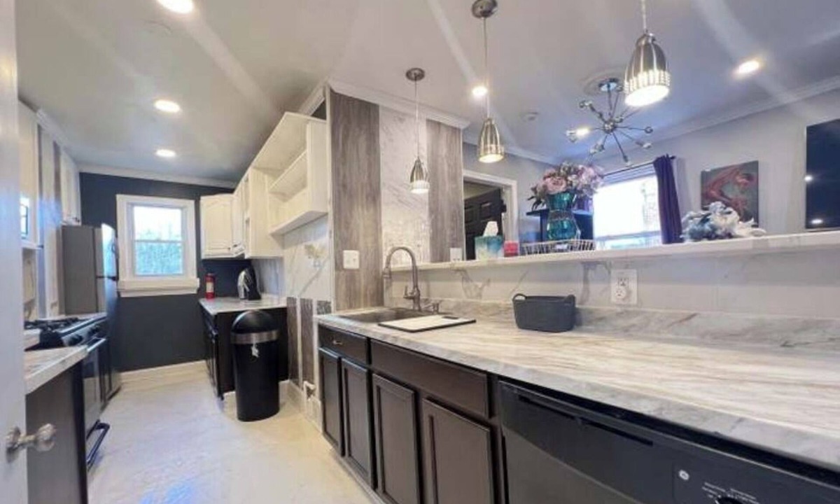 Washington Bed & Breakfast | Spacious DC Getaway Modern Comfort Walk-In Shower Near Metro