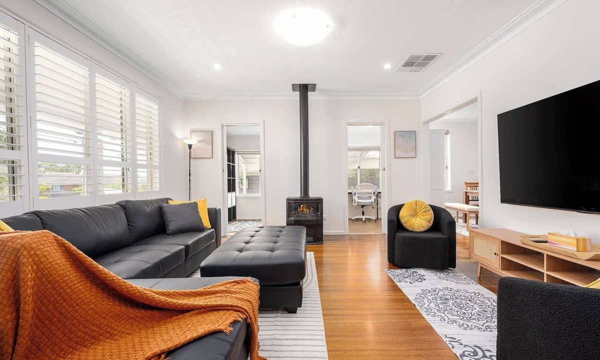 Bayswater House | Spacious Multifunctional 5BR Retreat with Backyard