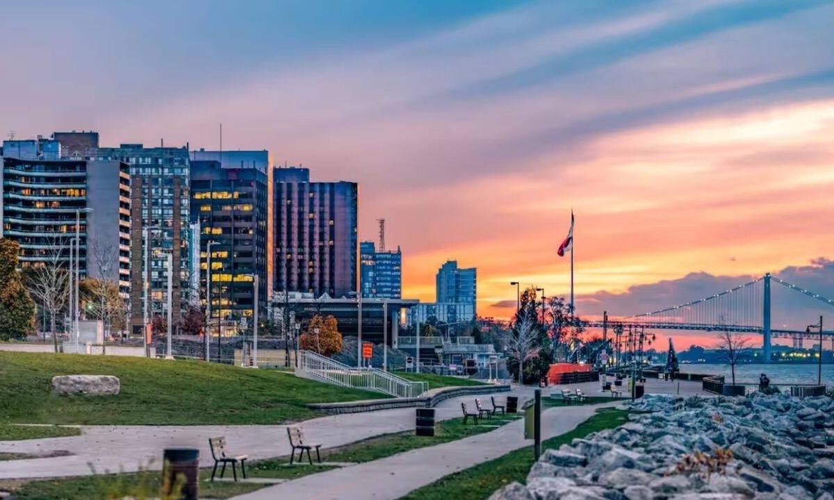 Walkerville House | 🎰🚶‍♂️ Steps to Caesars 🌊 Riverfront 🍽️ Dining 💦 Hot Tub Add-On 🛏️ Sleeps 9