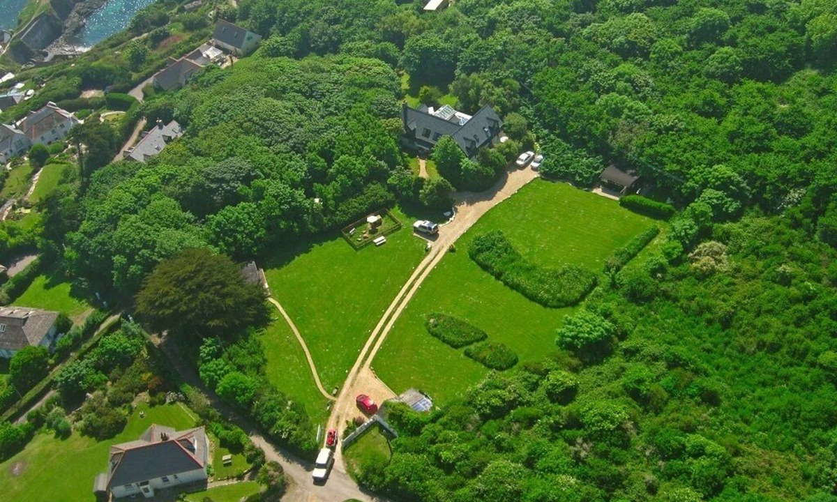 Cadgwith House | Streamside cottage in 2 acres & garden, walk to beach, pub, cafe & coast path 😎