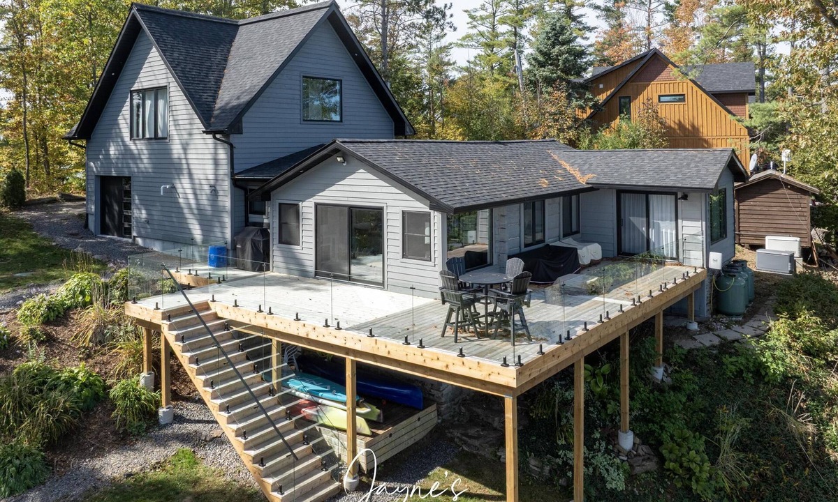 Gravenhurst Cottage | Stunning 5 + Bed, 3 Bath Cottage on the South End of Lake Muskoka! All Day Sun!