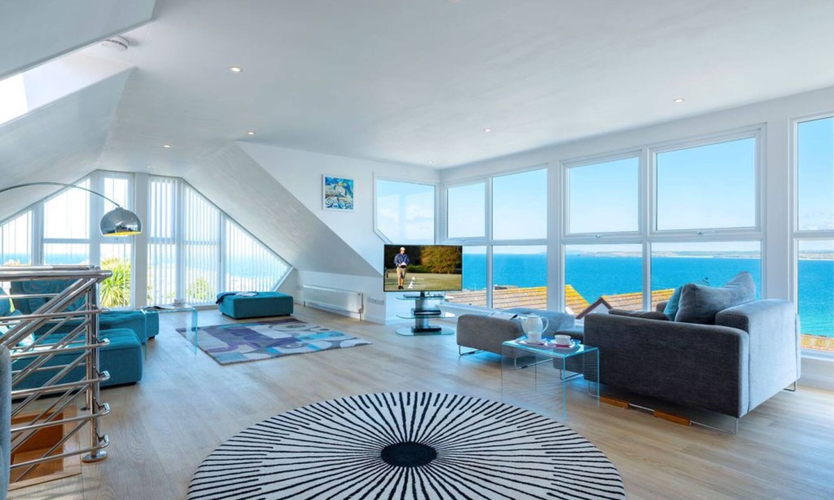 St Ives House | Stunning sea views, close to the centre of St Ives & car parking for upto 3 cars