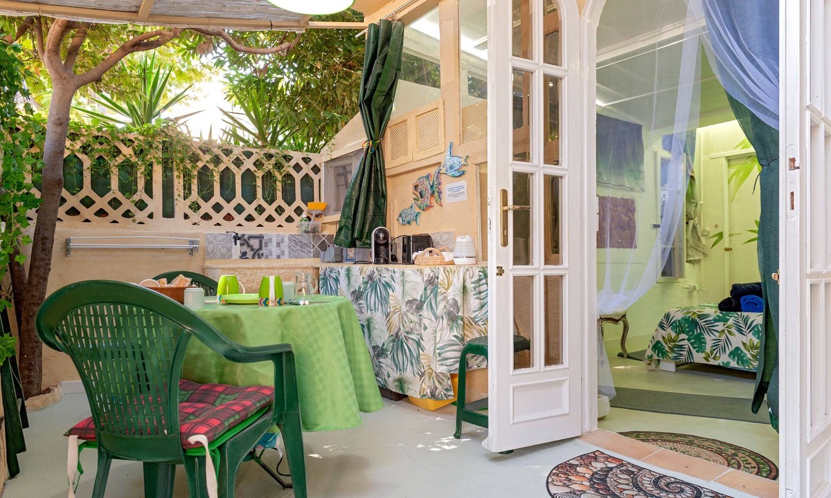 Vada Apartment | 'The Green Room of the Artists' with Private Garden and Wi-Fi