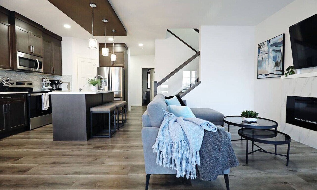 Southwest Edmonton House | Three King Beds|Central A/C|Fireplace|Park|Disney+