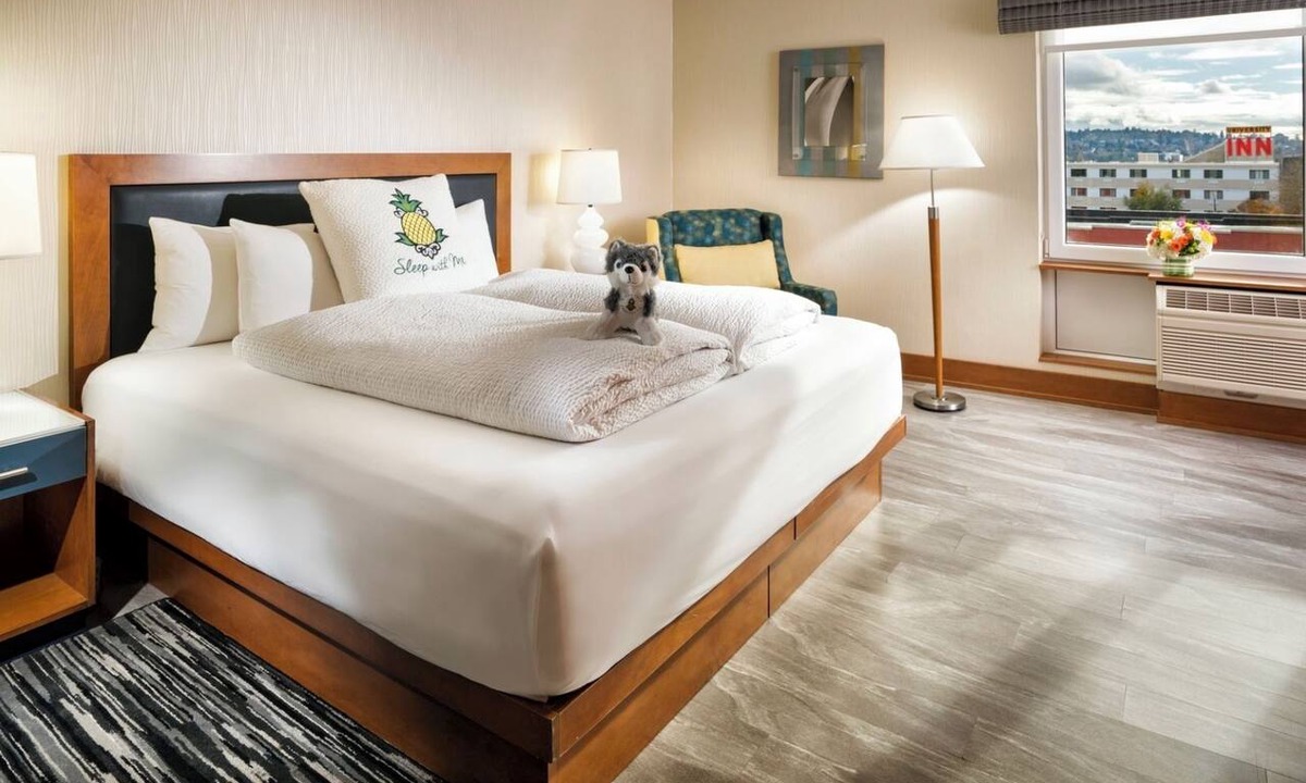University District Hotel | University District Stay | 1 King Bed | Near Roosevelt Way