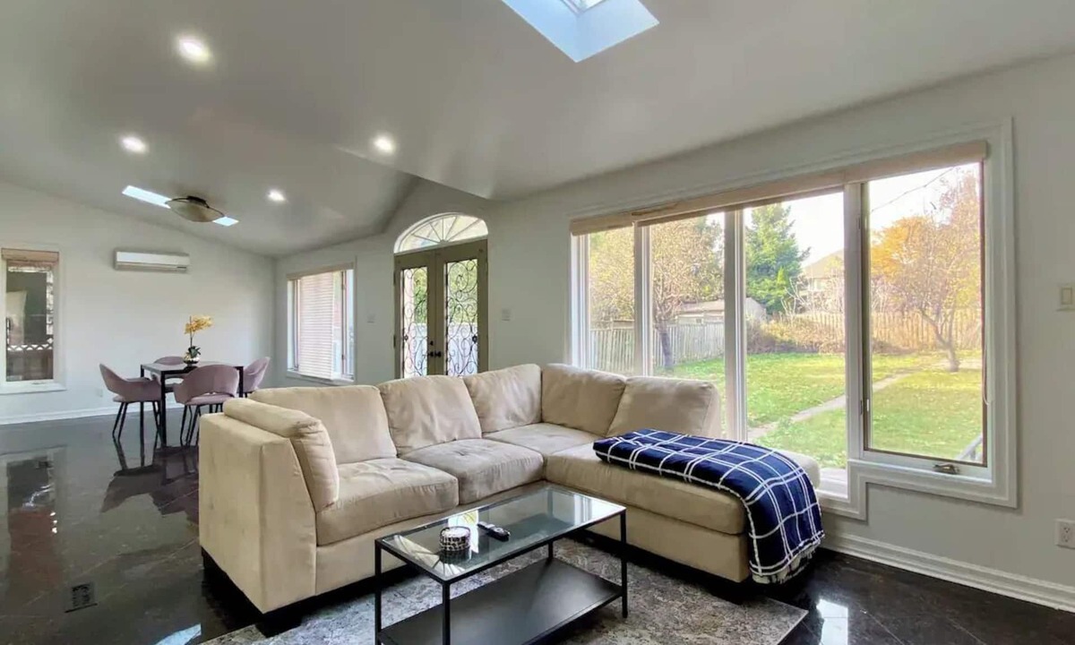 Richmond Hill House | Upscale & Bright 6 Bedroom 2.5 Bathroom House