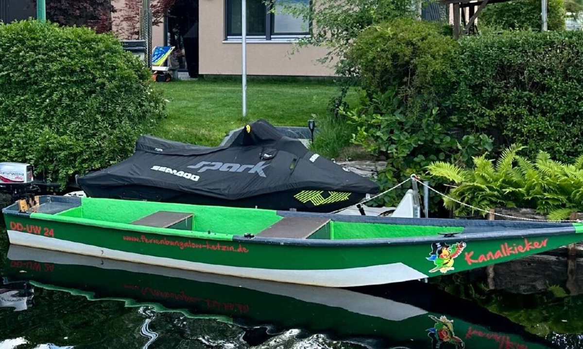 Ketzin/Havel House | Vacation home in Ketzin for 4 people directly on the water, hot tub, rental boat.