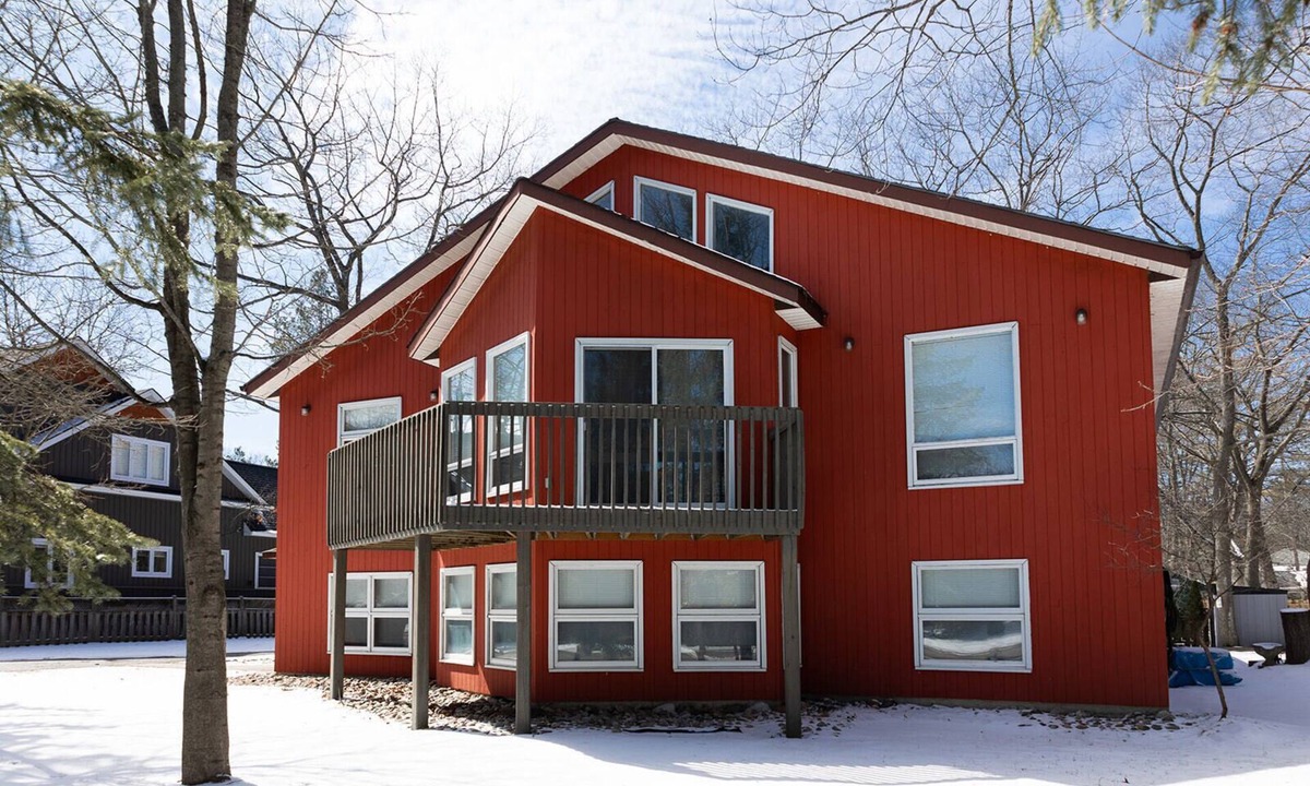 Wasaga Beach House | VILLA UPPER & LOWER SPECIAL RATES SLEEPS 15, VERY CLOSE TO BEACH ACCESS,