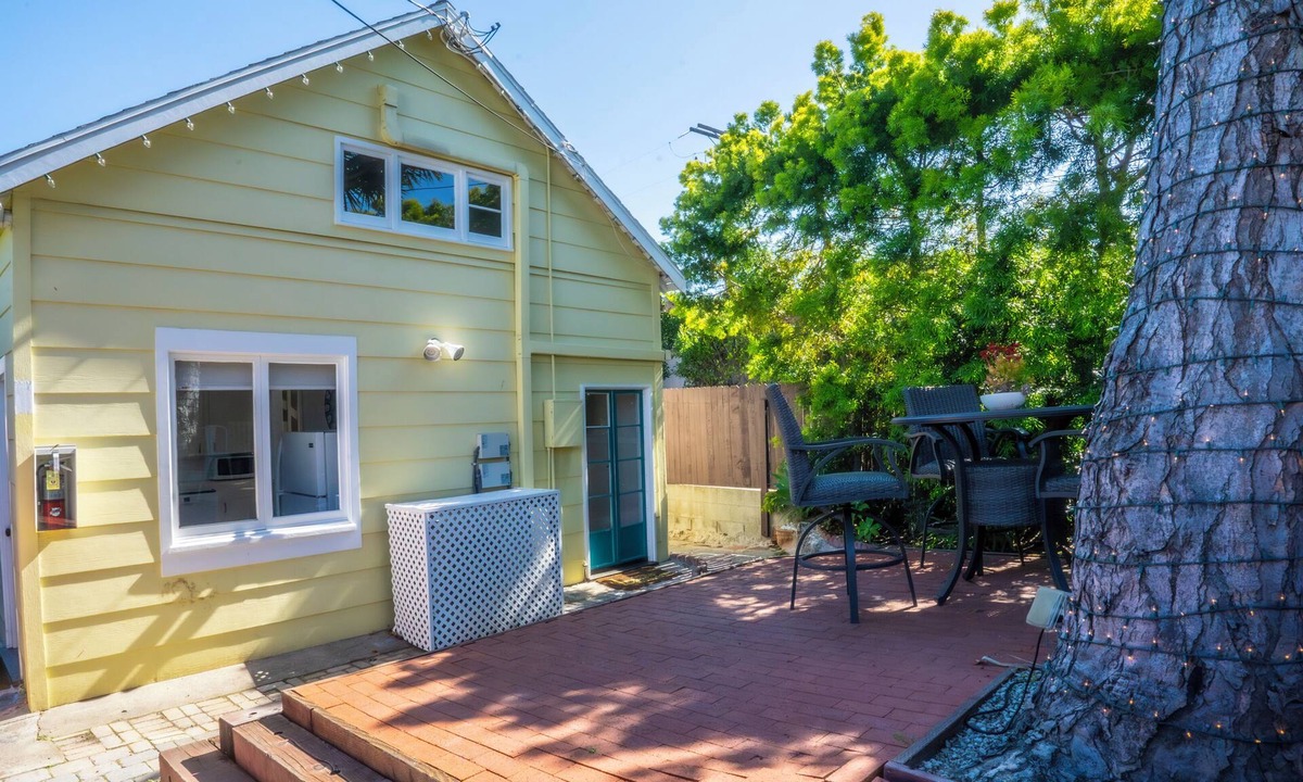 Laguna Beach Cottage | Yellow Beach House 500' to the Waves- Electric Car Charger!