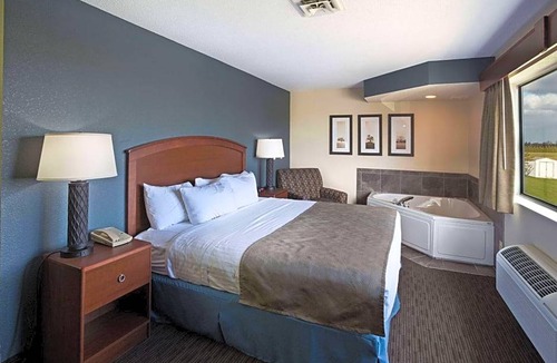Bay City Hotel | 2-Star Hotel ∙ AmericInn by Wyndham Bay City