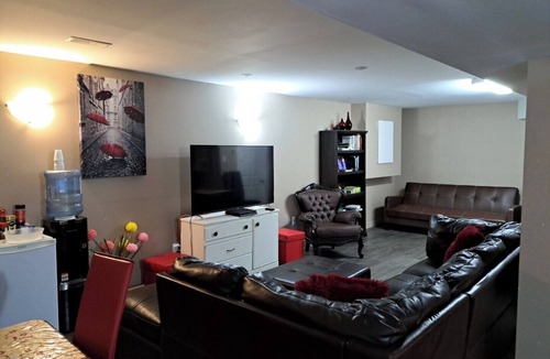 Aylmer House | 2BR luxe Lower Level Seperate Entrance