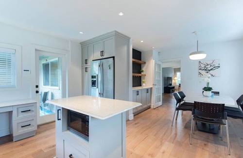 Kerrisdale House | 3-Bedrooms 1-Bathroom Entire Main House in VanWest