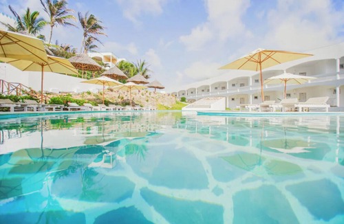 Watamu Cabin | 4 Tropical Rooms with Outdoor Pool, Local Dining + Breakfast Included