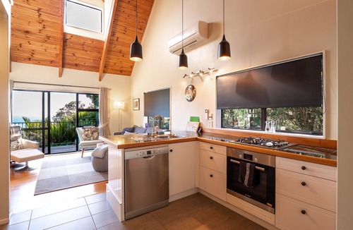 Onetangi Cottage | 4 Wheel Drive included. 5-minute walk from Ferry to car. Hot on arrival Spa Pool