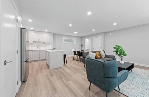 Whyte ave House | 5BR Townhouse ● 4 Ensuites ● Near U of A, Whyte & DT