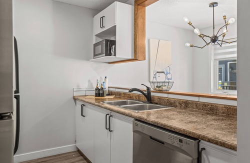 Canmore House | Air Conditioned Lady MacDonald View Townhouse - Downtown Canmore