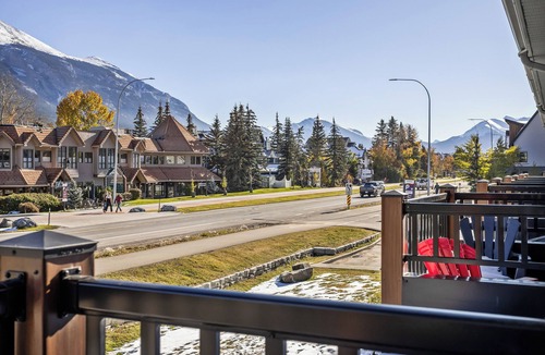 Canmore House | Air Conditioned Lady MacDonald View Townhouse - Downtown Canmore