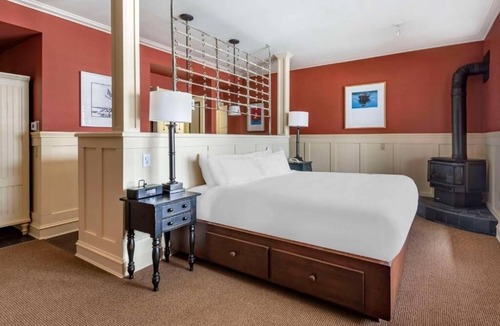 The Blue Mountains Hotel | Alpine Fun Escape w/Heated Seasonal Pool, Hot Tubs & Year-Round Recreation