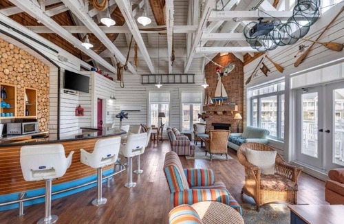 The Blue Mountains Hotel | Alpine Fun Escape w/Heated Seasonal Pool, Hot Tubs & Year-Round Recreation