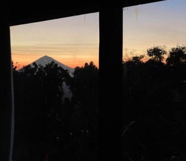 Batunya Apartment | Backpackers Cabin with Mountain View