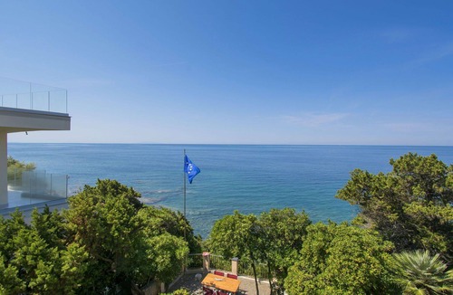 Quercianella Villa | Beautiful private villa for 9 people with WIFI, TV, patio and pets allowed