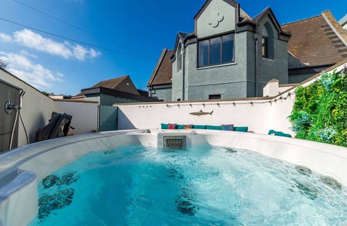 Newquay City Centre House | Beautiful private villa for 20 people with WIFI, hot tub, TV and pets allowed