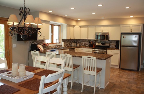 South Haven House | Beautiful South Haven Lake House; Newly Renovated and Decorated; Family-oriented