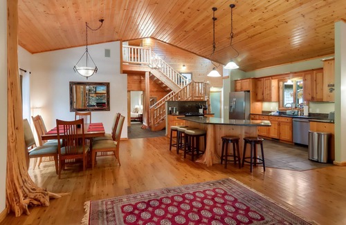 Mayfield Apartment | Boardman Monarch Upscale River Lodge HOT Tub!