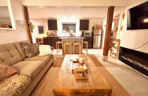 Bowen Island Apartment | BowInn - Sauna & Walkable to Snug Cove