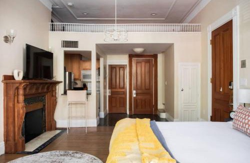 Back Bay Apartment | Bright Back Bay Studio