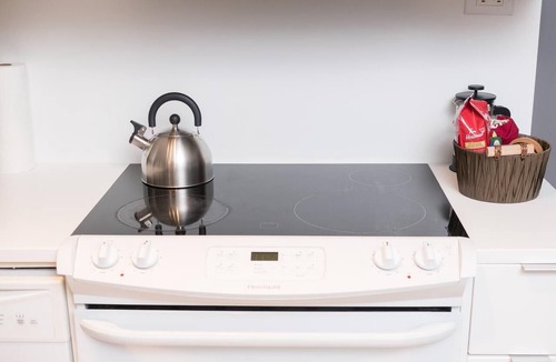 Wellington Place Condo | Bright & Modern Toronto Escape | Near CN Tower & Rogers Centre